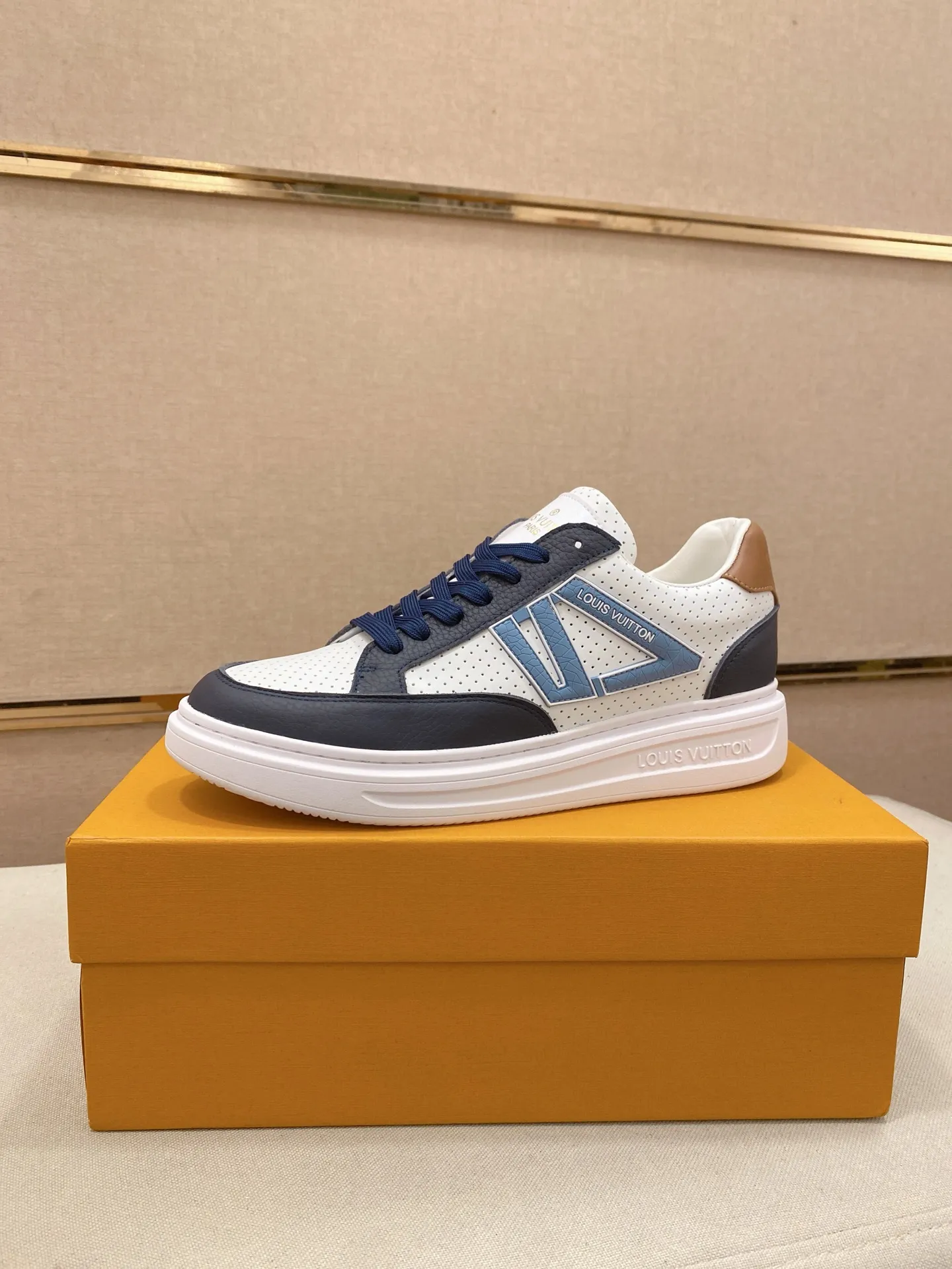 Men's shoes 💰: 420💰🎉🎉LV~Louis Vuitton trendy men's shoes New shipments Latest matching The same style as the official website Super high quality Hot sales of the season [strong] [strong] [strong] Selected first-layer cowhide, comfortable cowhide lining, original last, comfortable on the foot, wear-resistant rubber outsole Size number: 38-44.